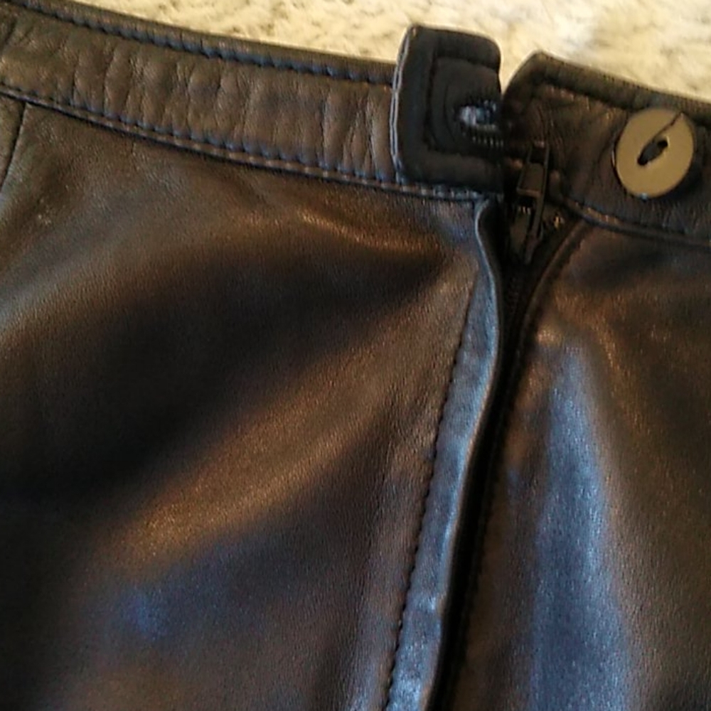 Exquisite Valentino Leather Skirt - Picture 13 of 16